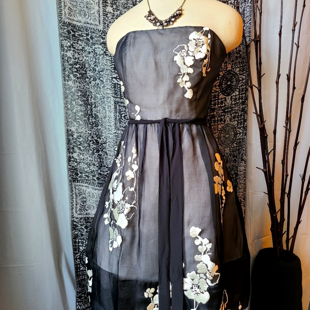 WHBM...STUNNING DRESS - Picture 4 of 8